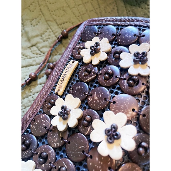 Handmade Jamaica Souvenir Bag – Coconut Shell Floral Crossbody - Picture 3 of 5